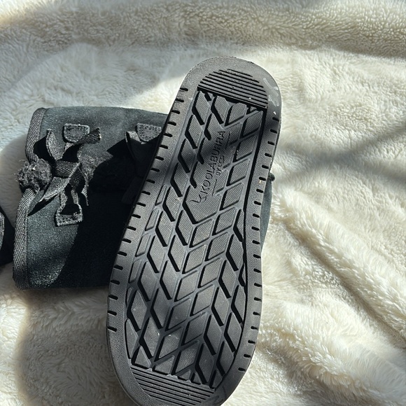 Koolaburra by UGG Kids Bow Boots – Size 2 | Black Suede | Cozy Winter Style | - Picture 5 of 9